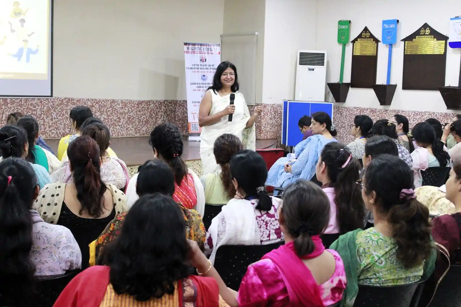 TalentGro mentor guiding students during a pitch practice session
